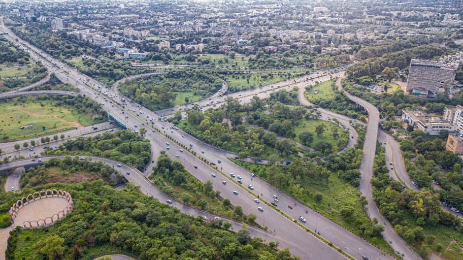 Аэриальный снимок многополосной автострады с природой