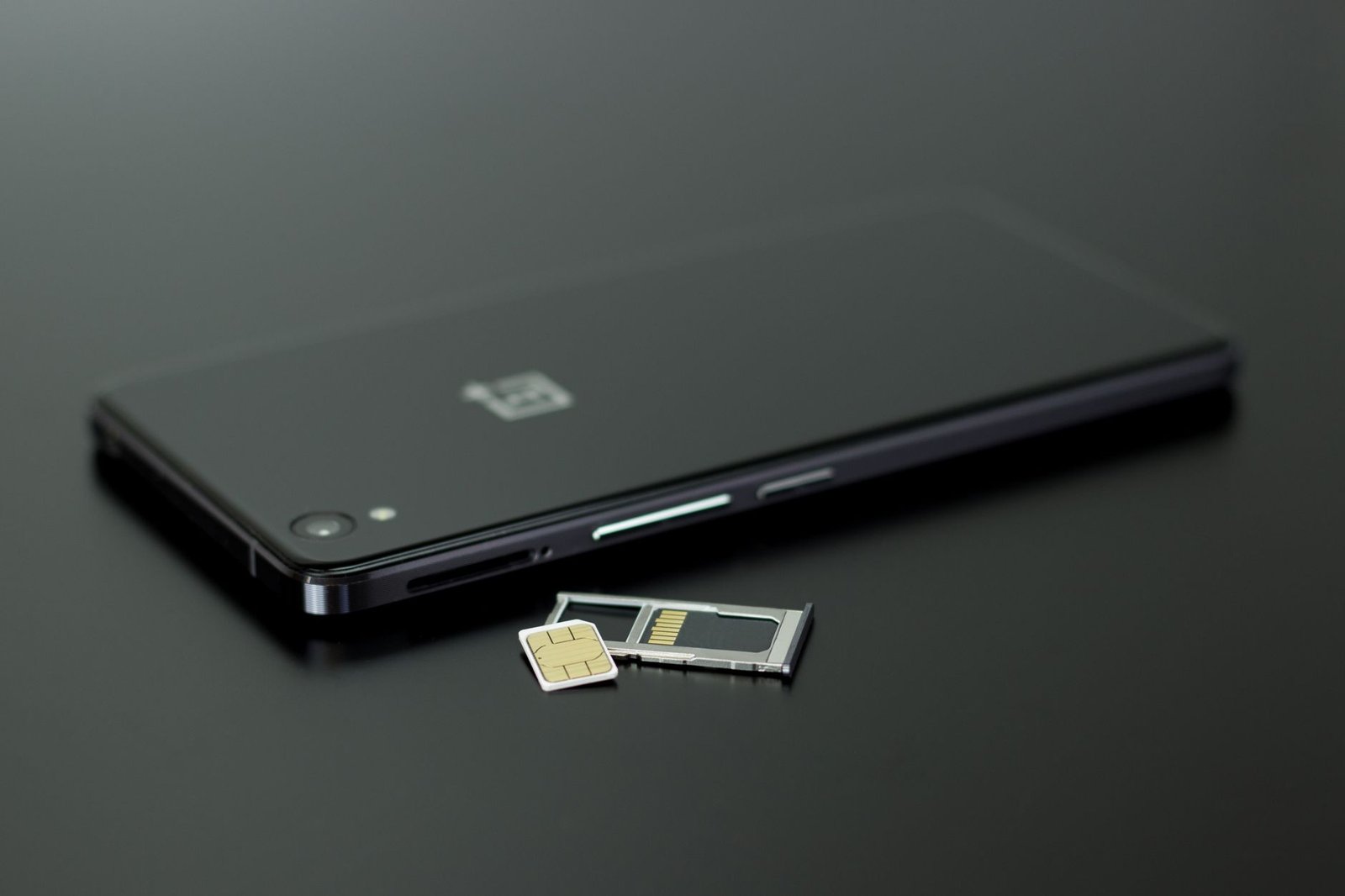 SIM-карта и смартфон — без местного номера счёт не откроют ни в одном банке