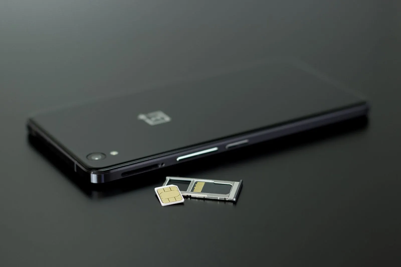 SIM-карта и смартфон — без местного номера счёт не откроют ни в одном банке