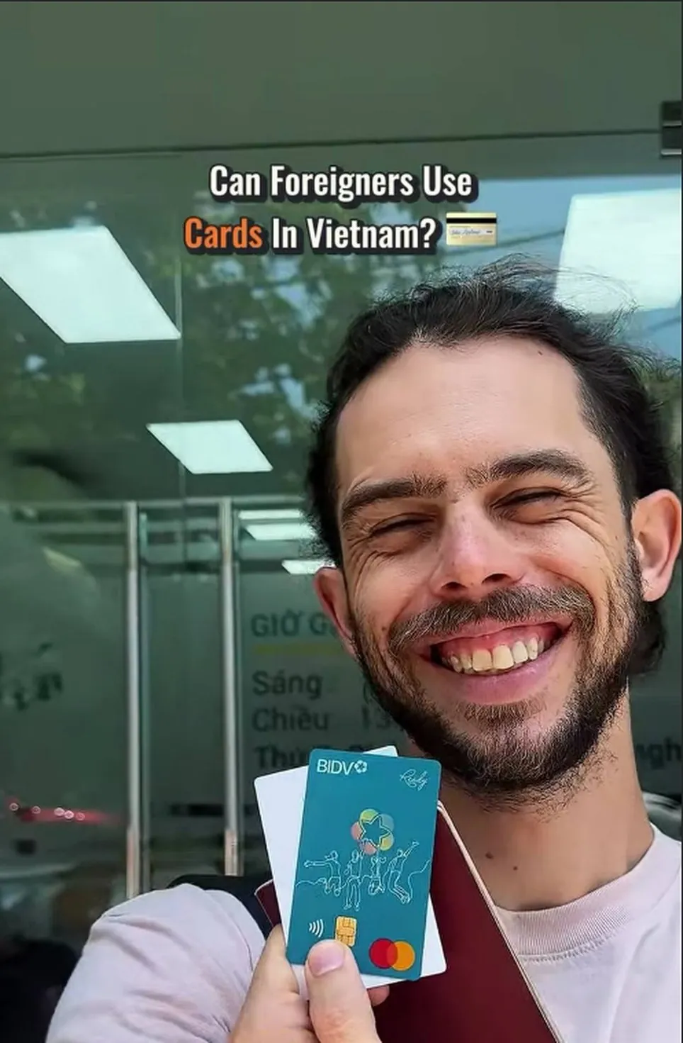 Банковская карта VISA и загранпаспорт иностранца на столе