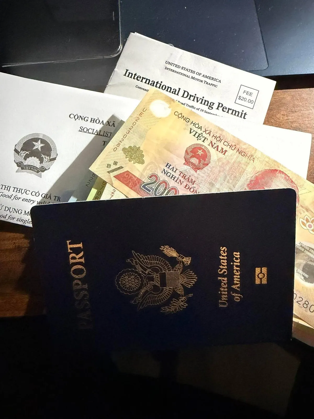 Загранпаспорт и документы для e-визы на столе
