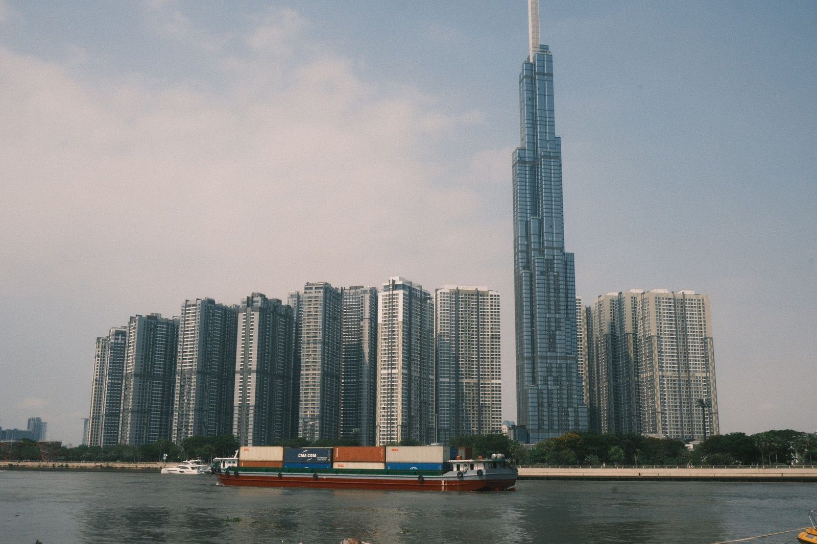 Башня Landmark 81 рядом с жилыми небоскрёбами Vinhomes Central Park на реке Сайгон
