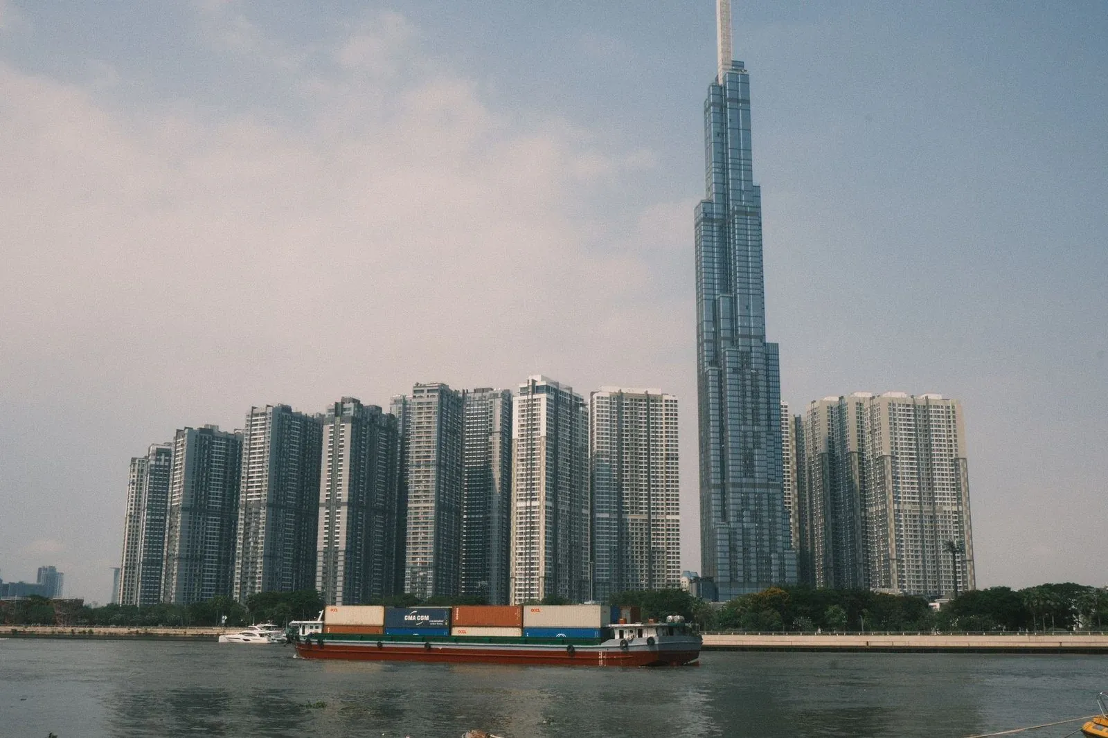 Башня Landmark 81 рядом с жилыми небоскрёбами Vinhomes Central Park на реке Сайгон