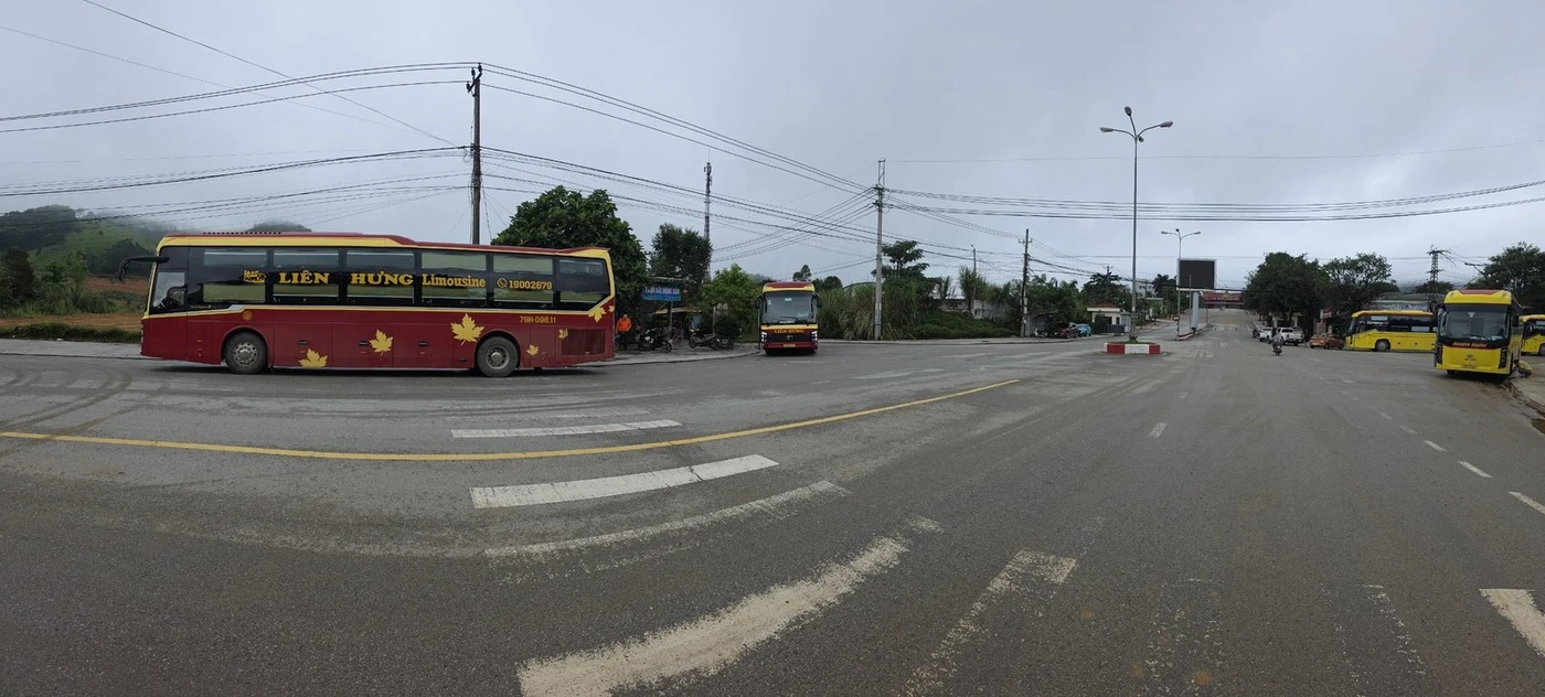 Автобусы на стоянке у сухопутного погранперехода во Вьетнаме