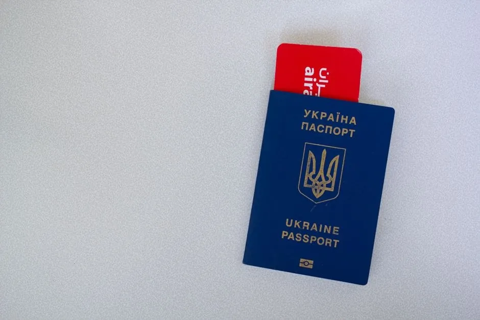 Украинский паспорт с посадочным талоном перед вылетом во Вьетнам