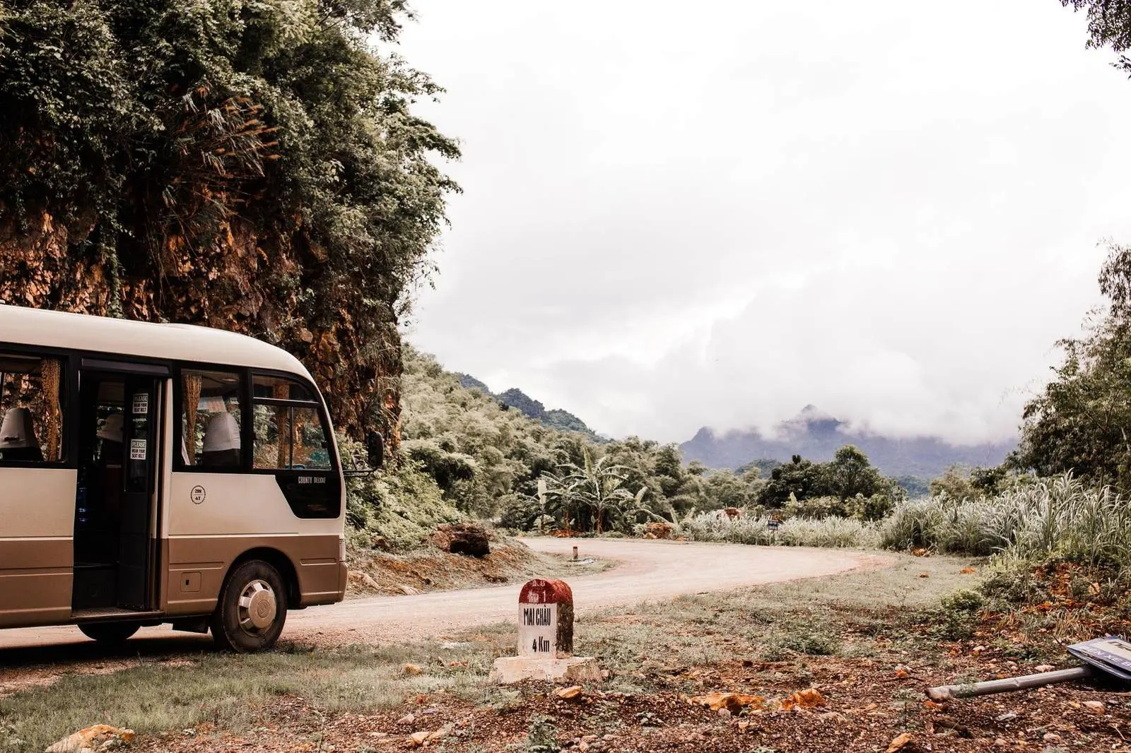 Автобус на горной дороге во Вьетнаме