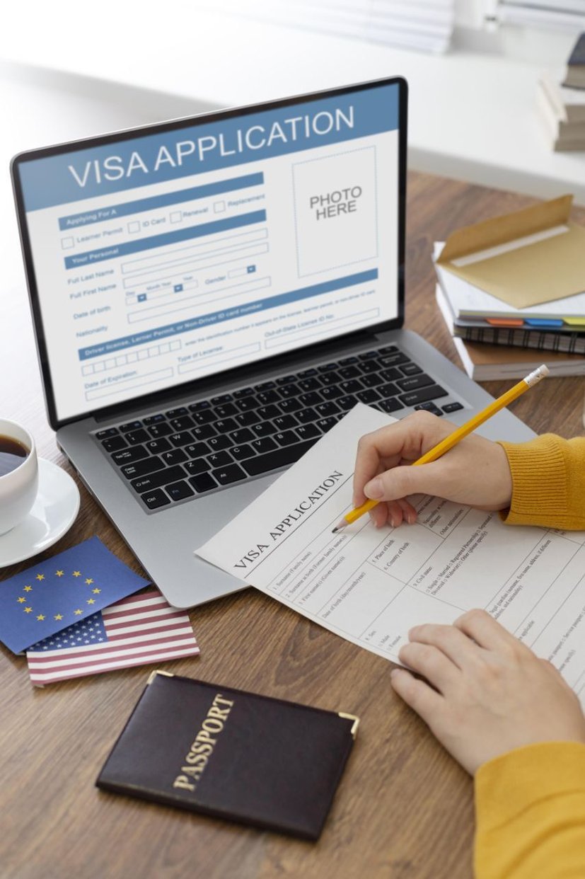 Электронная виза Вьетнама: laptop with visa application on screen