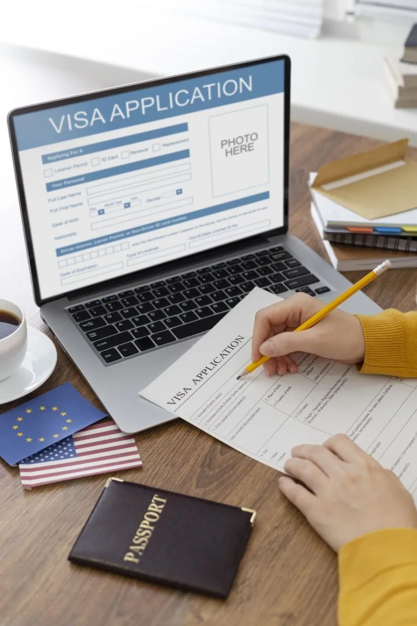 Электронная виза Вьетнама: laptop with visa application on screen