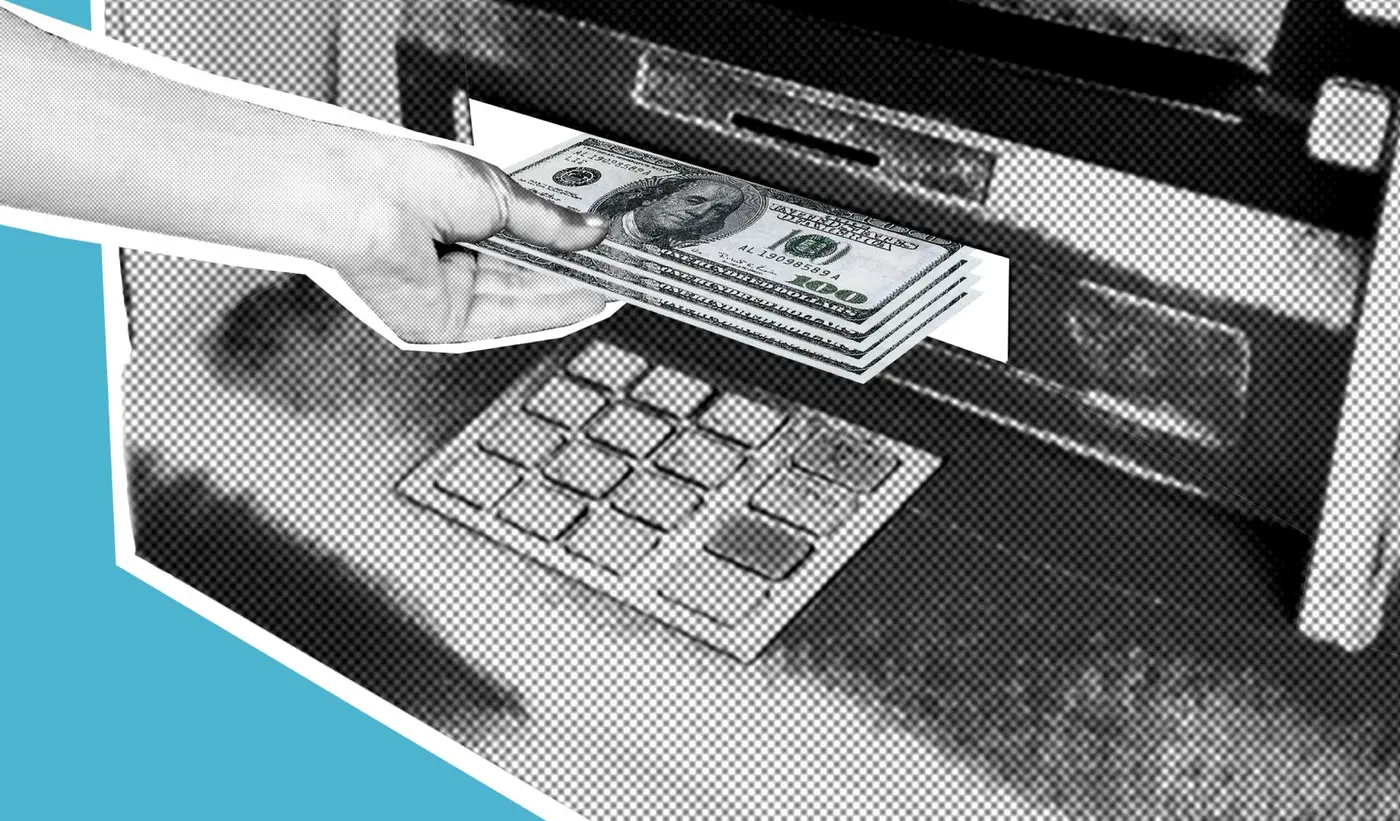 Купюры вьетнамских донгов на прилавке рядом с картой