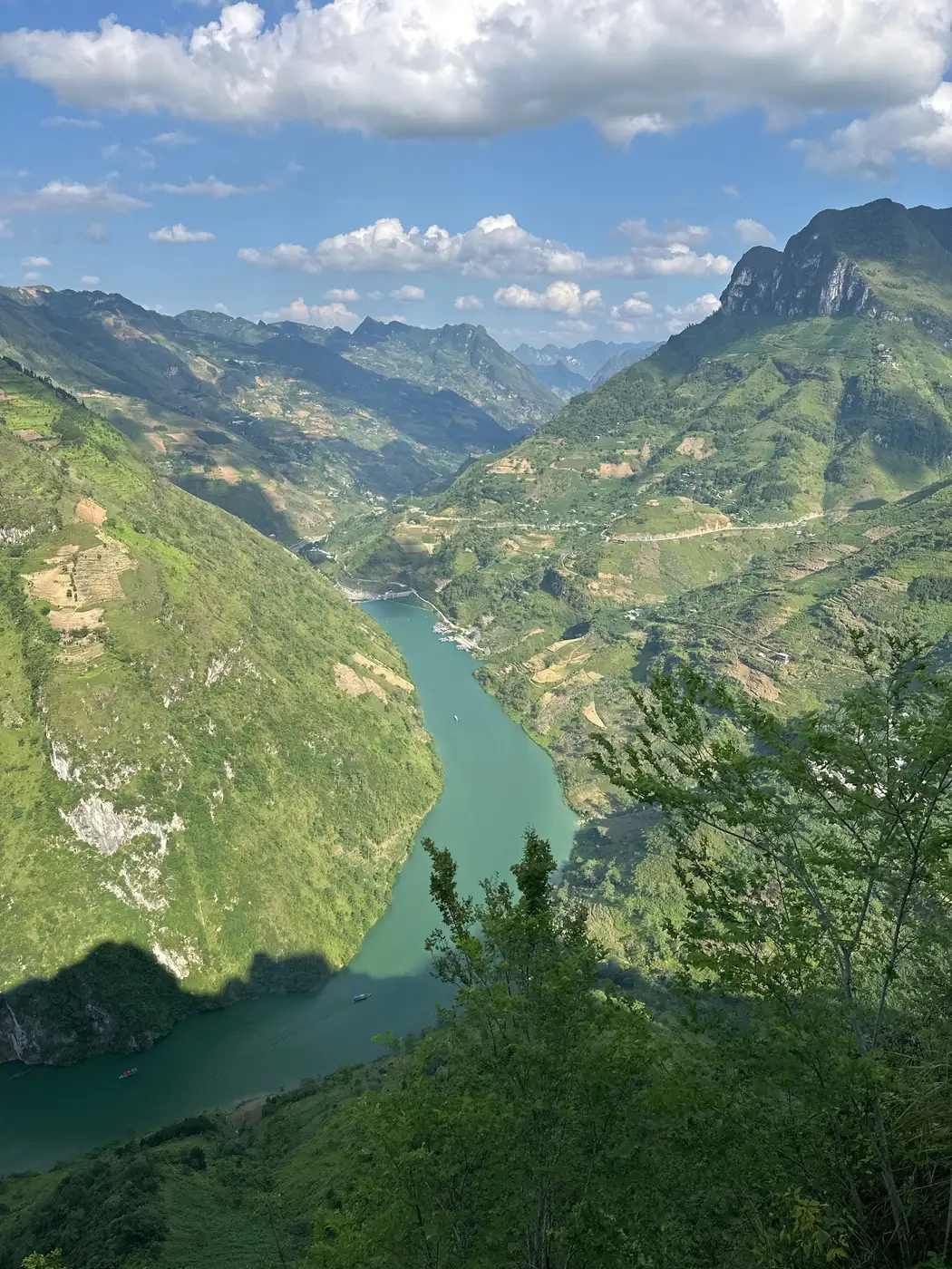 Панорама горного перевала на севере Вьетнама, похожего по рельефу на район границы Дьенбьен-Лаос