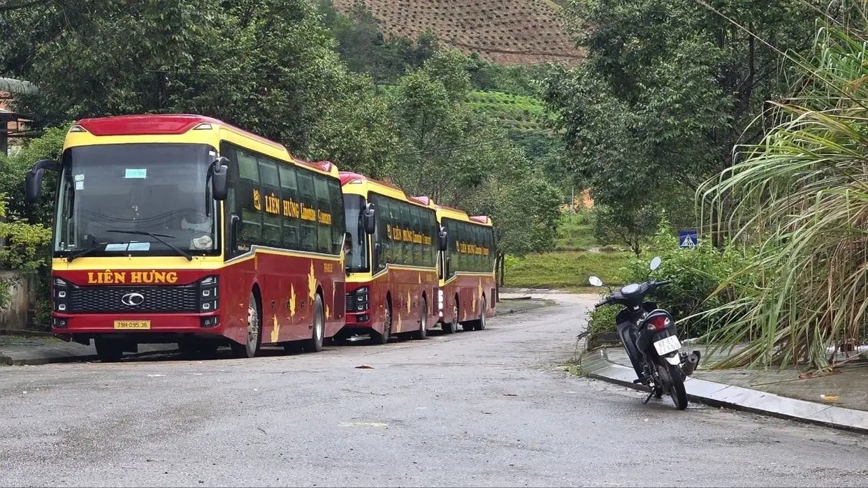 Автобусы Liên Hưng у наземного погранперехода Вьетнама
