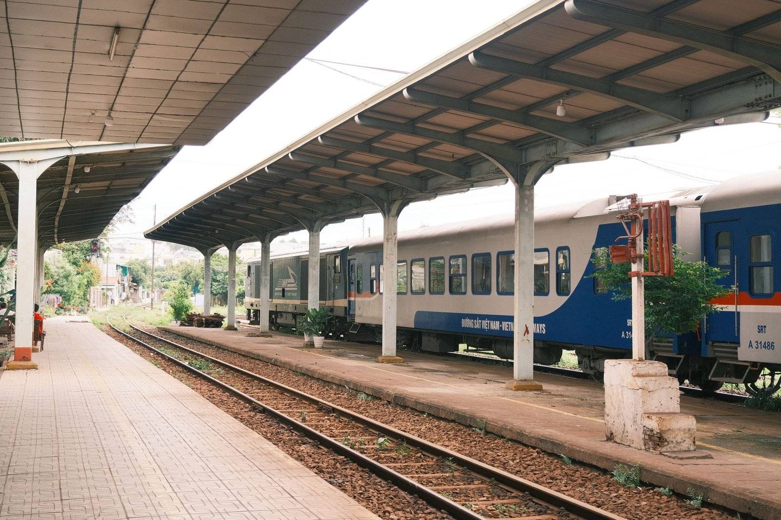 Платформа вьетнамского вокзала с составом Vietnam Railways