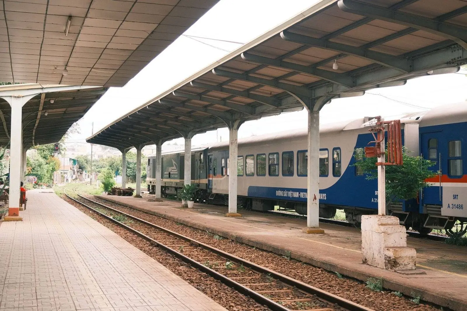 Платформа вьетнамского вокзала с составом Vietnam Railways
