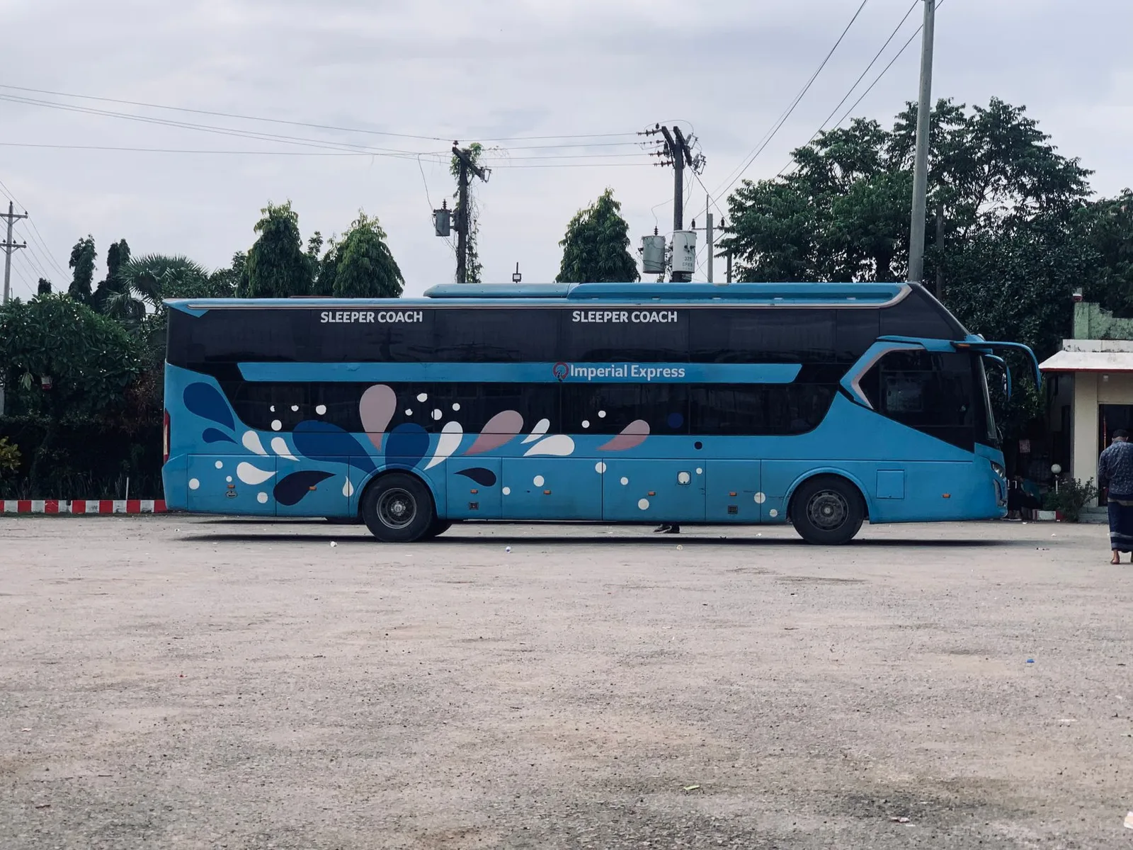 Синий двухъярусный слипбас с надписью Sleeper Coach на стоянке