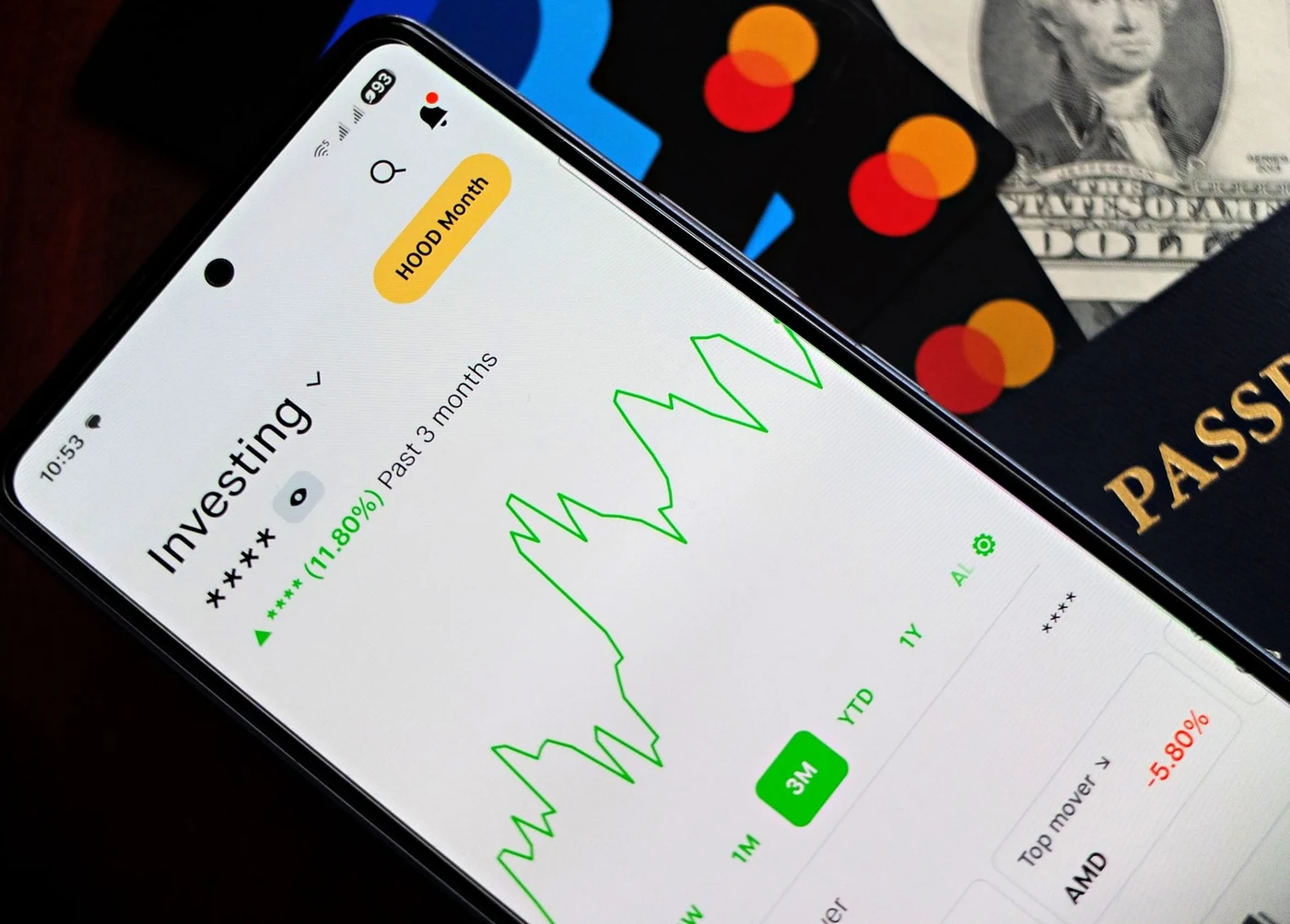 Смартфон с банковским приложением рядом с паспортом и картами
