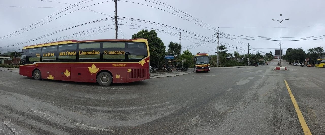 Панорама площадки перед погранпереходом с автобусами Liên Hưng на фоне гор