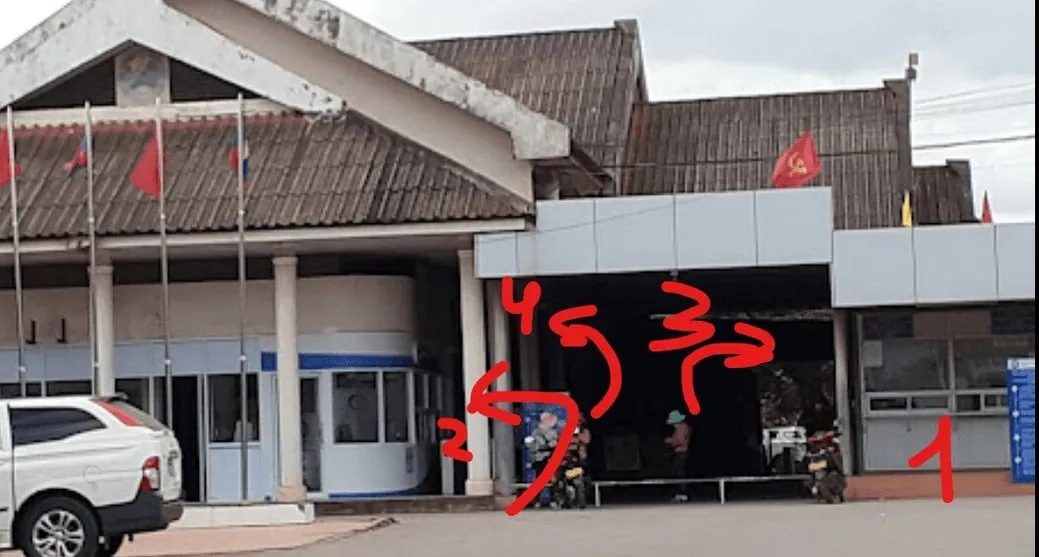 Лаосская сторона Лао Бао: будки по порядку прохождения