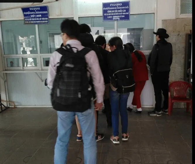 Окна паспортного контроля на вьетнамской стороне Лао Бао