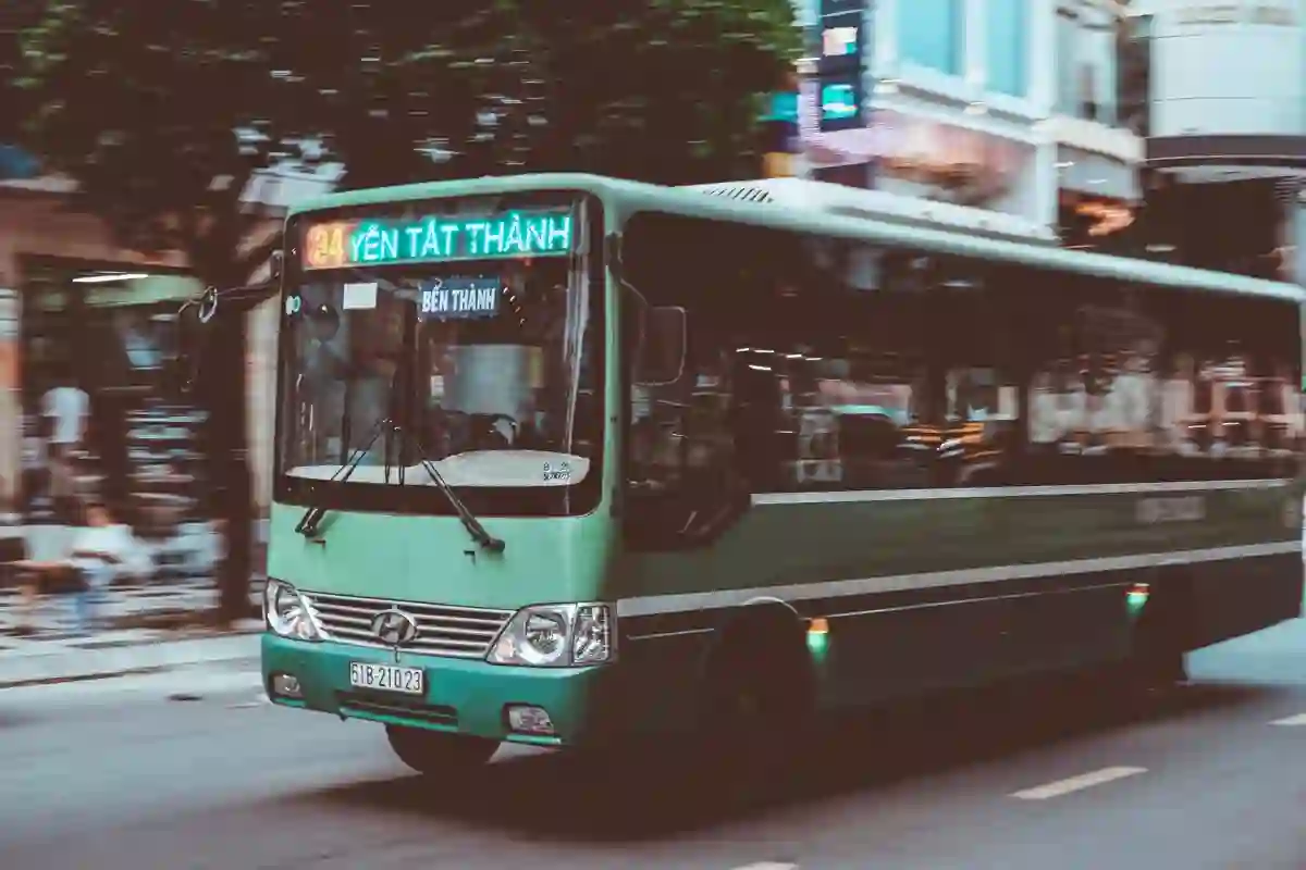 Автобус на улице вьетнамского города для визарана