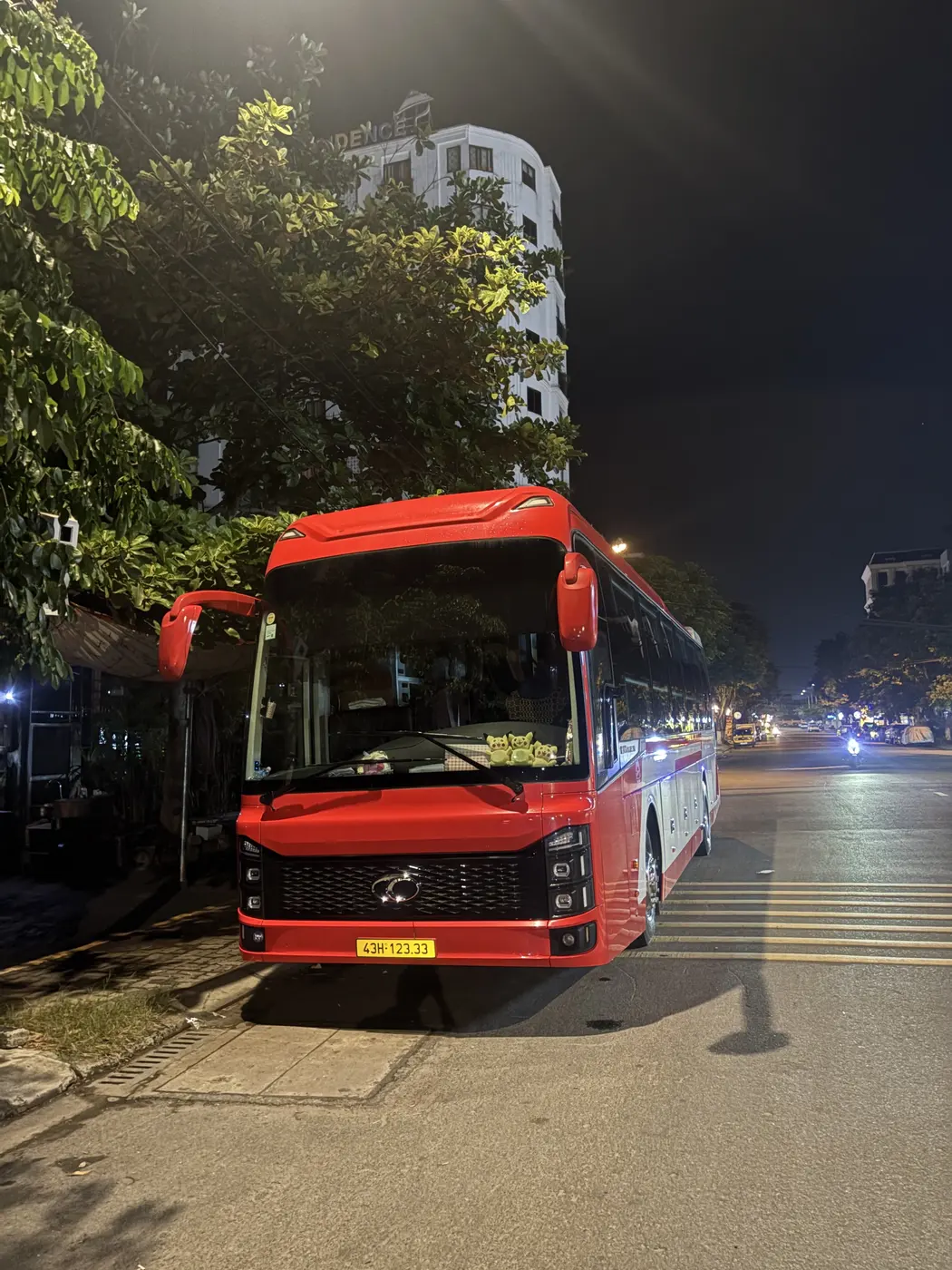 Красный слипбас Best Bus Vietnam на точке посадки ночью