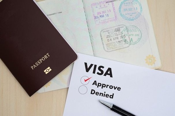 Два паспорта на столе — Work Permit и виза LD это разные документы разных ведомств
